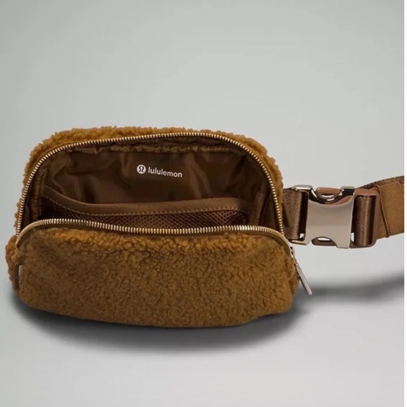 Lululemon Everywhere Belt Bag 1L *Fleece - Picture 4 of 11